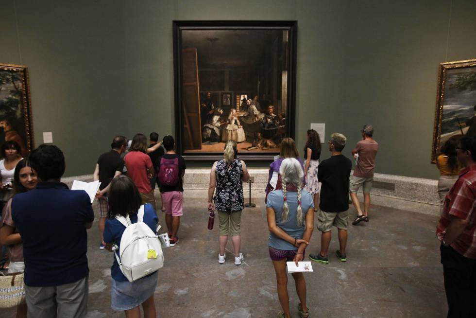 Visitantes del Prado contemplan 'Las Meninas'.