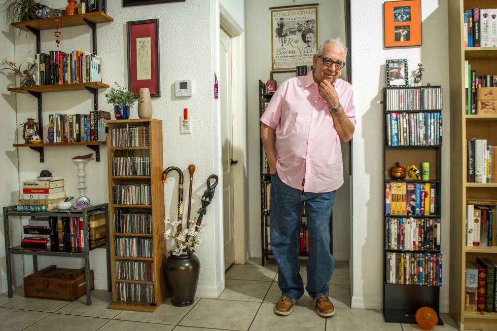 El escritor Norberto Fuentes en su casa en Miami.