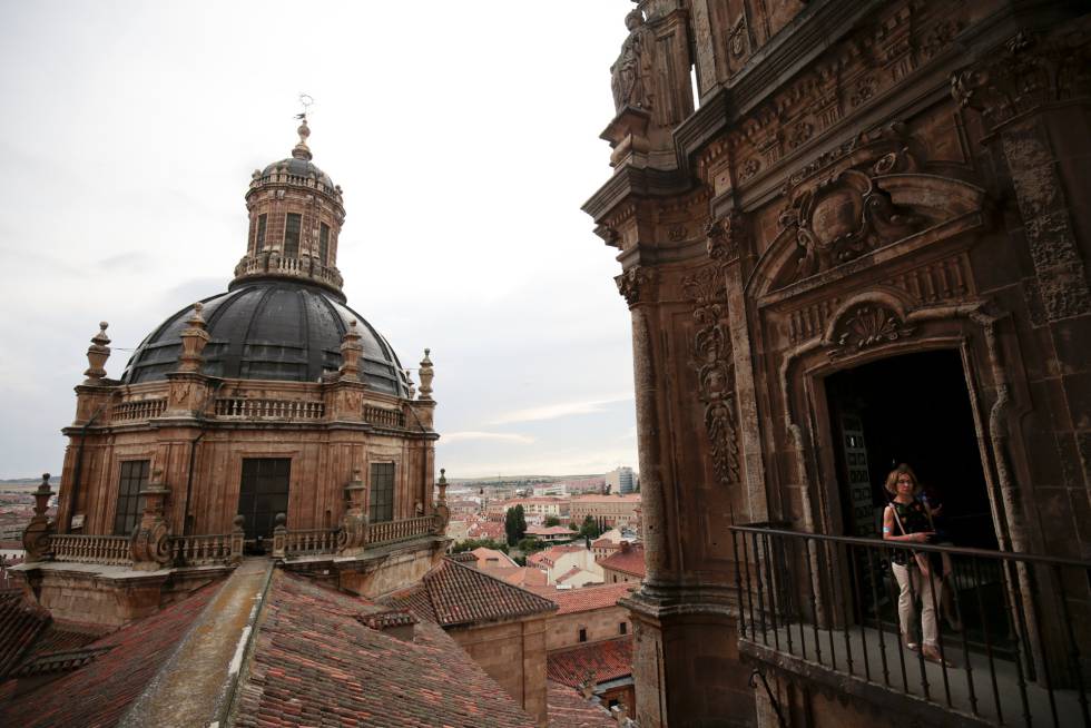 Una turista contempla las vistas de Salamanca desde las torres de la ClerecÃ­a.