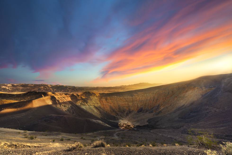 Amanecer en el cráter Ubehebe en la Death Valley, California (Estados Unidos).