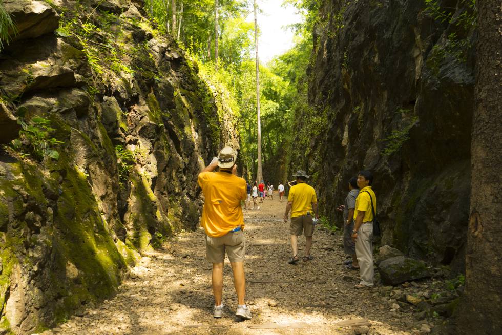 Los turistas pasean por el Hellfire Pass, Kanchanaburi (Tailandia).