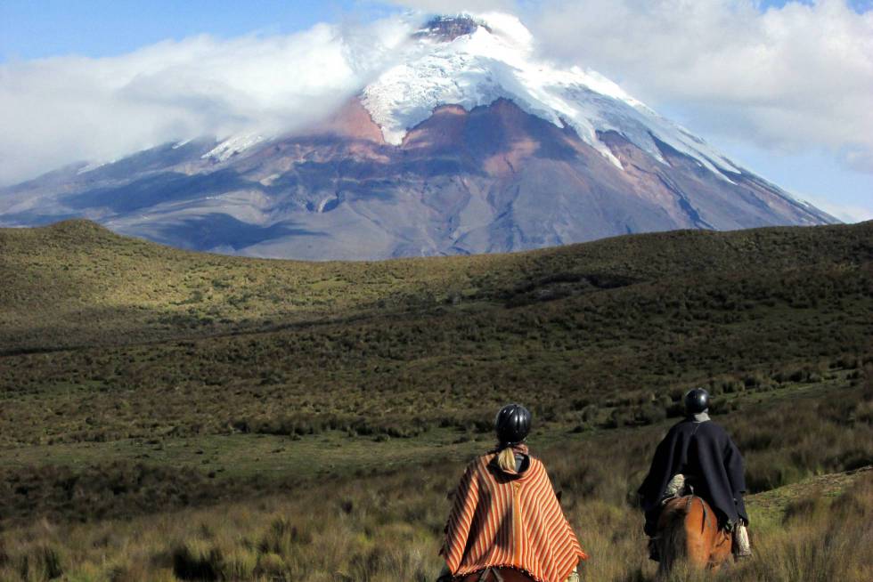 El volcán Cotopaxi, de 5.897 metros, se encuentra en el parque nacional homónimo, en la llamada Avenida de los Volcanes, al norte de Ecuador.