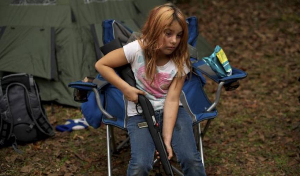 Brianna, de nueve aÃ±os, integrante del North Florida Survival Group, que enseÃ±a a niÃ±os y adultos a manejar armas.