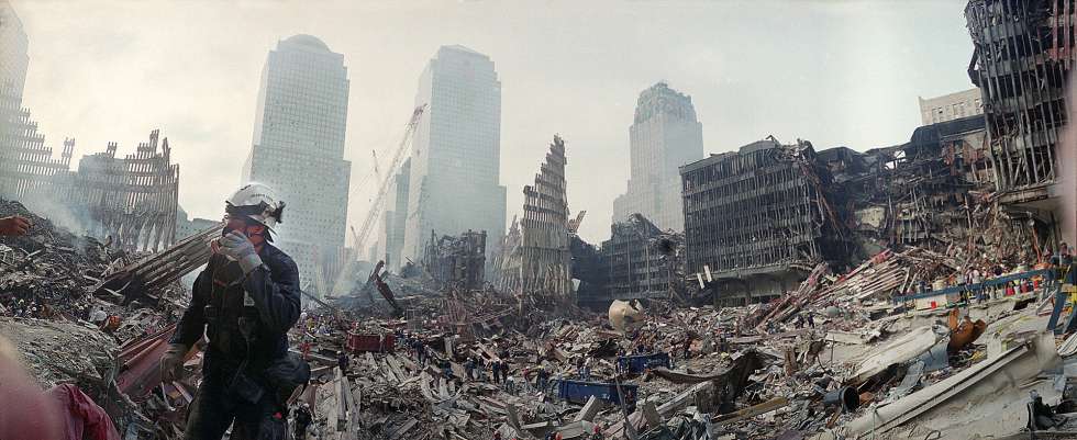 Los equipos de rescate trabajan entre los escombros de las Torres Gemelas de Nueva York tras el atentado del 11-S.Â 