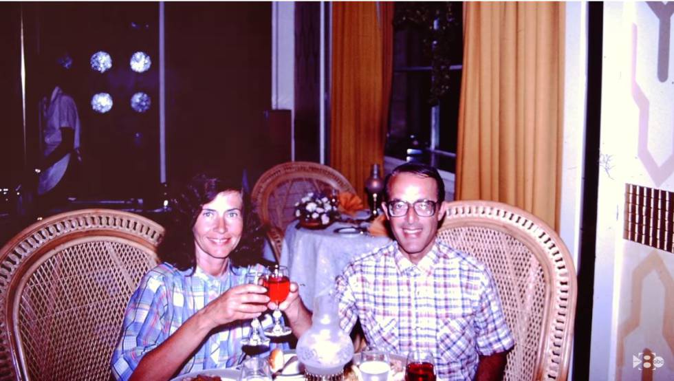 Jerry and Rita Alter en una imagen incluida en un documental de la cadena WFAA sobre el hallazgo del cuadro.
