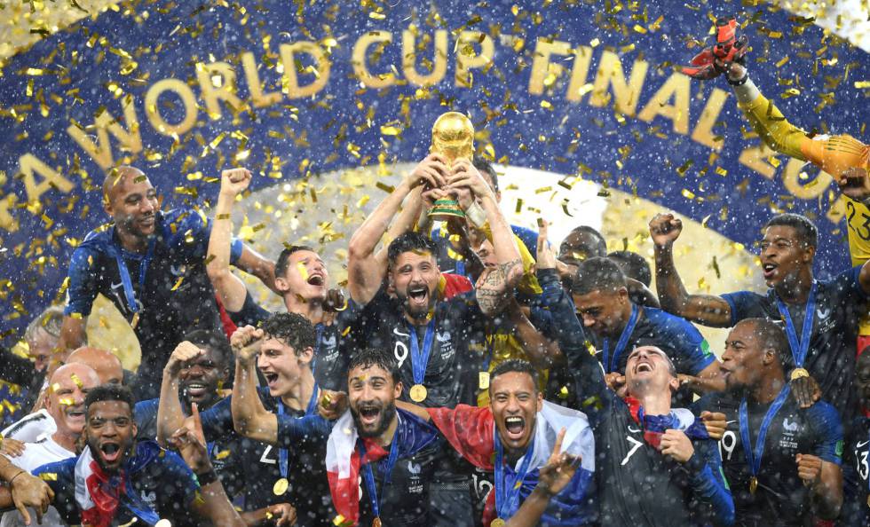 La selección francesa, con la Copa del Mundo tras ganar la final.