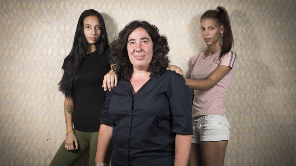 La directora Arantxa Echevarria y las dos protagonistas Zaira Romero (i) y Rosy Rodriguez (d) de la pelicula Carmen y Lola.