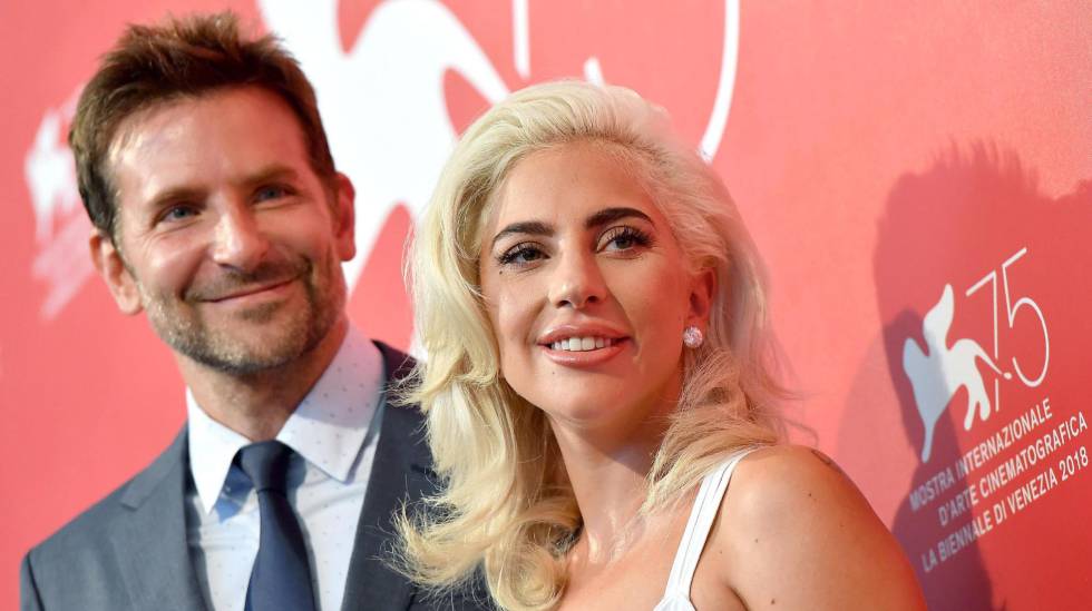 La artista Lady Gaga (d) y el actor Bradley Cooper en el 75º Festival Internacional de Cine de Venecia, Italia, hoy 31 de agosto de 2018. 