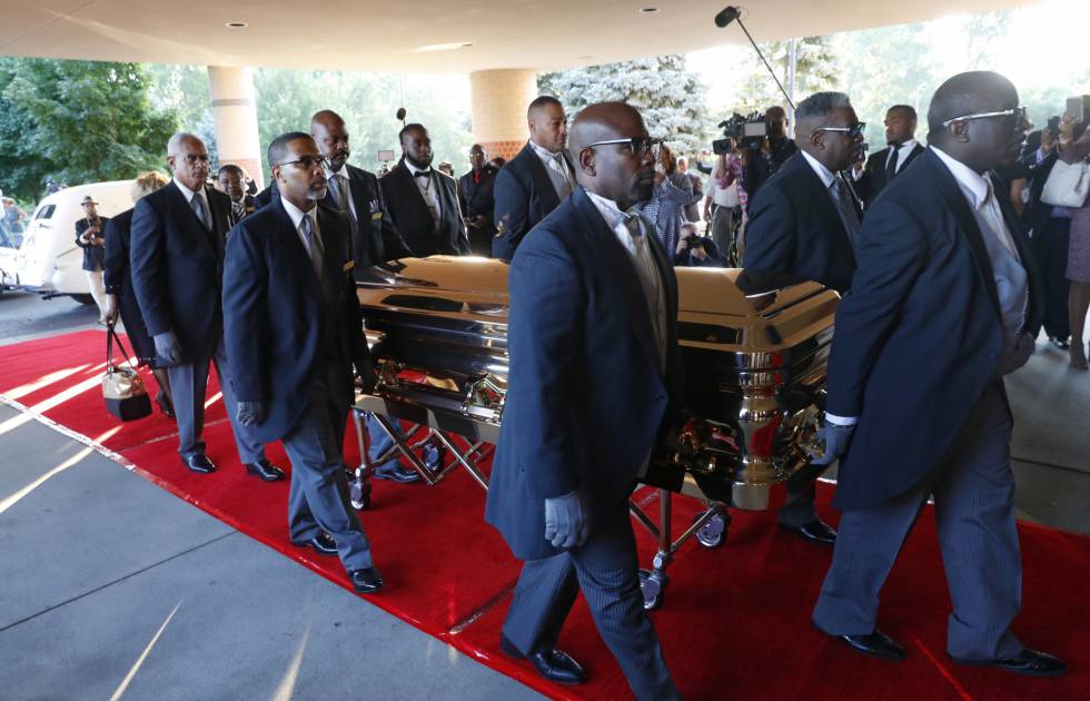El féretro de Aretha Franklin en la entrada de la iglesia.