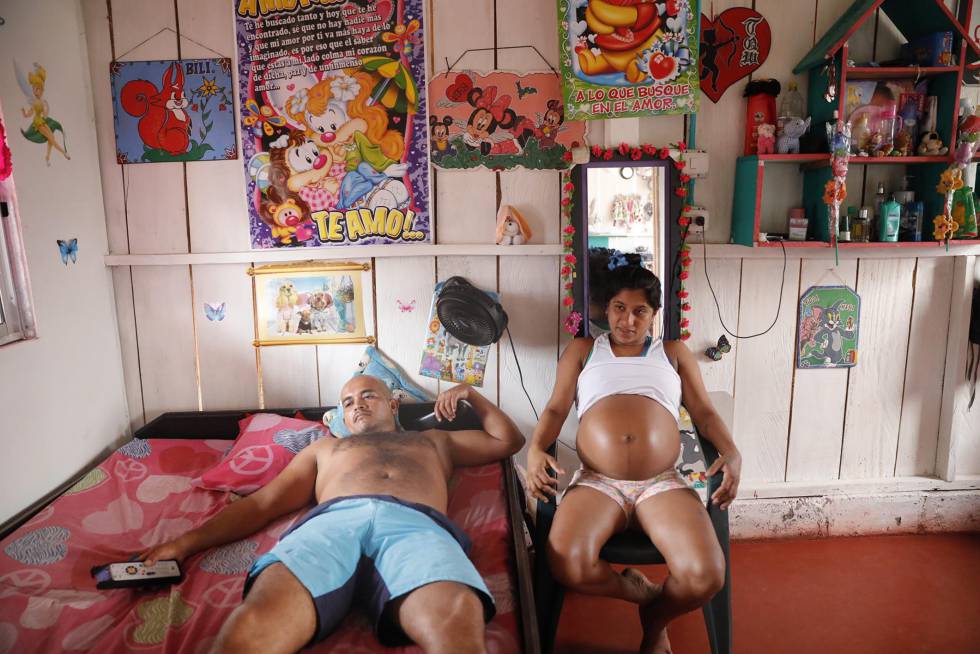 Yorladis, guerrillera embarazada de ocho meses, en su casa de la jungla de Guaviare (Colombia)