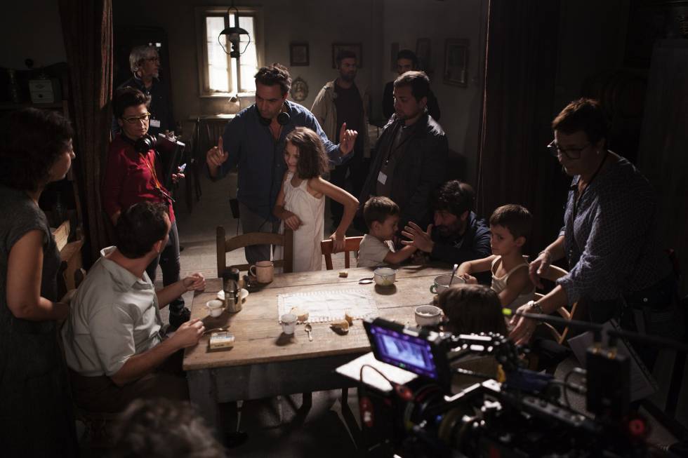 Una escena del rodaje de 'La amiga estupenda' con el director Saverio Costanzo en el centro.