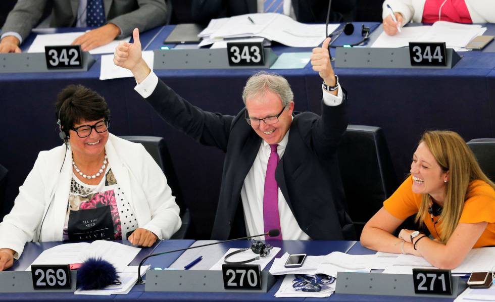 El eurodiputado Axel Voss celebra la victoria de la reforma, en Estrasburgo, este miÃ©rcoles.