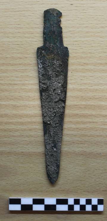 Una de las dagas desenterradas en la necrópolis.