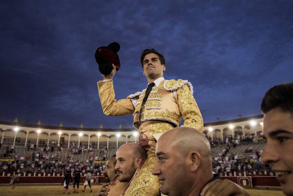 Rubén Pinar, a hombros tras cortar dos orejas en la feria de Albacete.