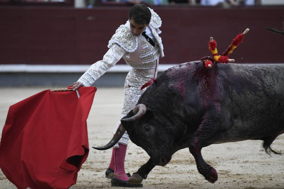 Arturo Macías, en un muletazo con la mano derecha a uno de sus toros.