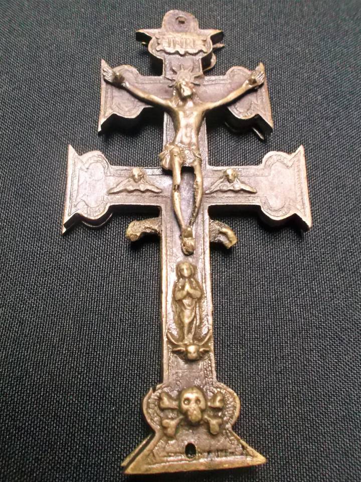 Una de las numerosas cruces de Caravaca encontrada en las excavaciones d.e Santo Domingo