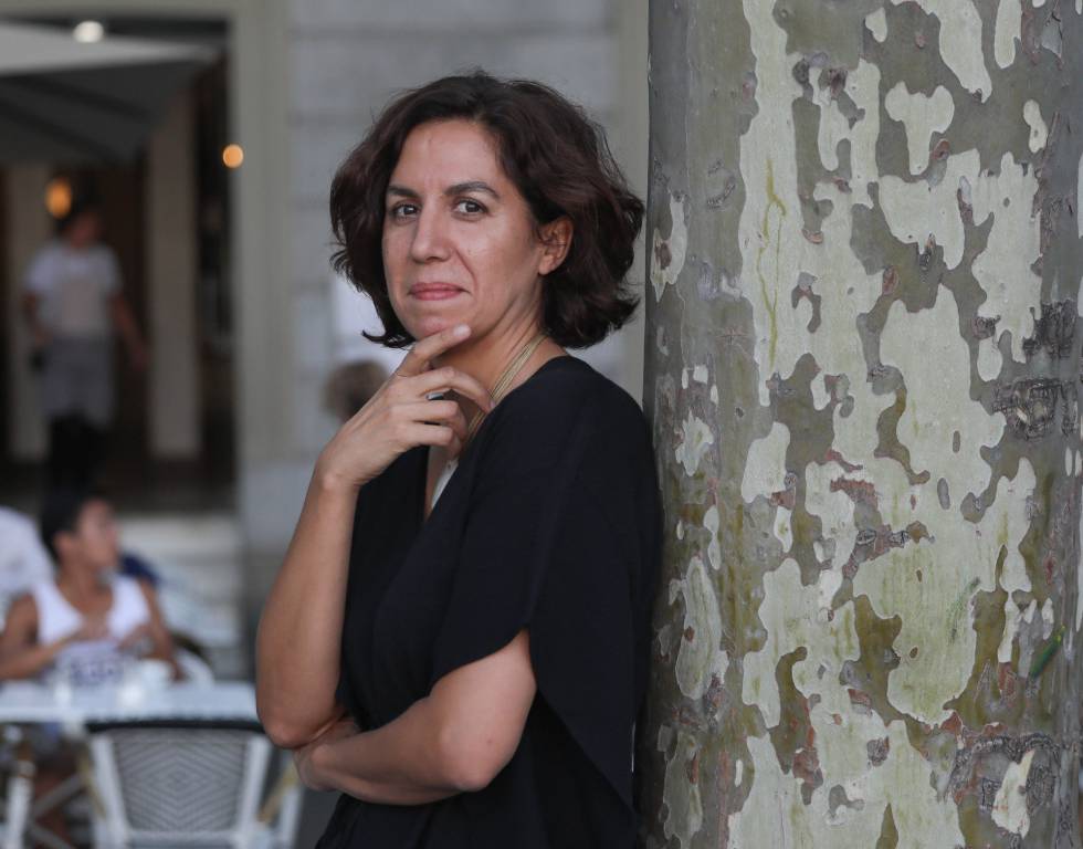 Irene Lozano, periodista y escritora, presenta su primera novela titulada 'Si sufrir fuera sencillo'. 