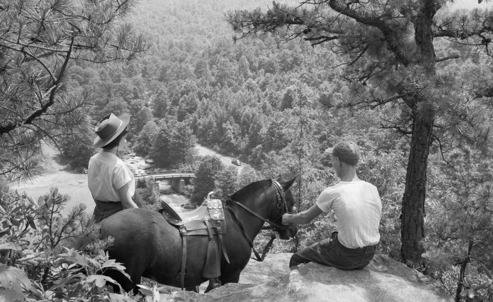 Una pareja, en un descanso de un paseo a caballo en el parque Babcock (Virgina Occidental), en los Apalaches