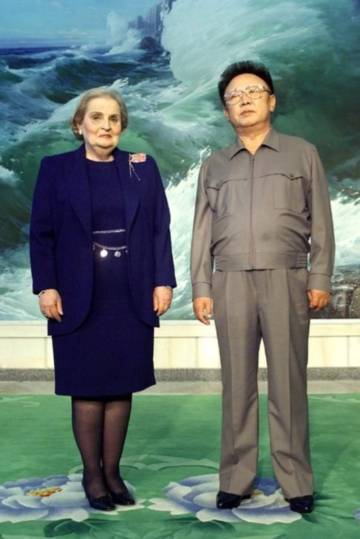 Madeleine Albright y Kim Jong-il, en Pyongyang en 2000.