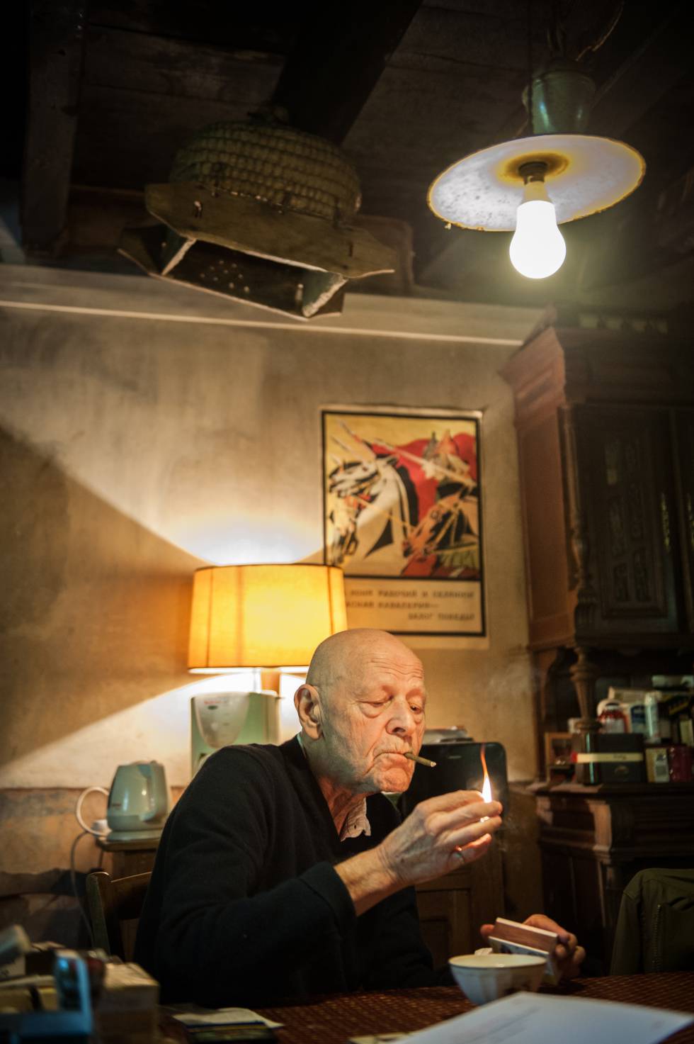El escritor francés Pierre Michon se enciende un cigarro en su casa de Les Cards, Francia.