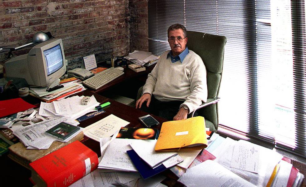 Josep Fontana, en 2002 en su despacho de la sede del Institut Jaume Vicens Vives.