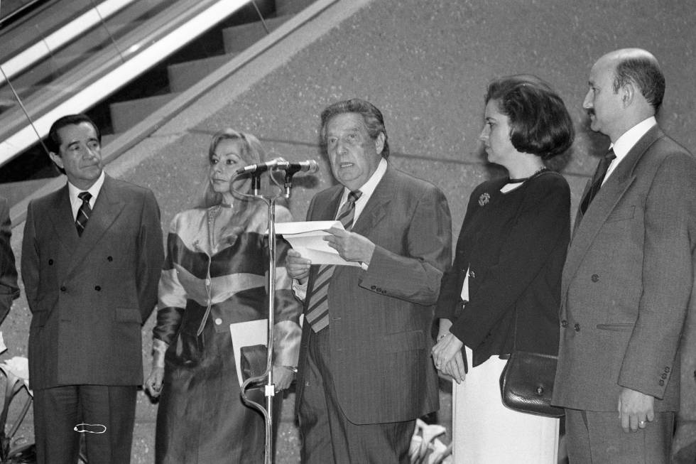 Octavio Paz, durante su homenaje el 27 de marzo de 1990, junto a su esposa y el presidente Carlos Salinas de Gortari