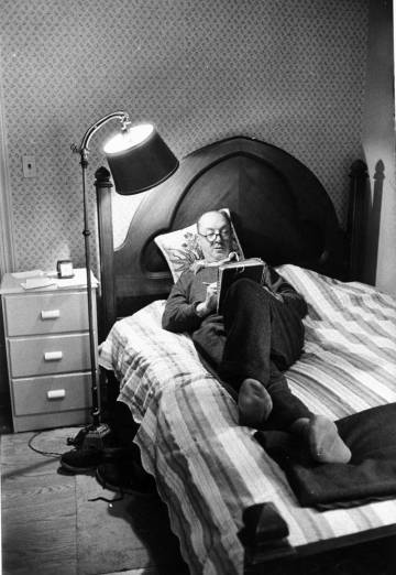 VladÃ­mir Nabokov escribe tumbado en la cama en 1958.Â 