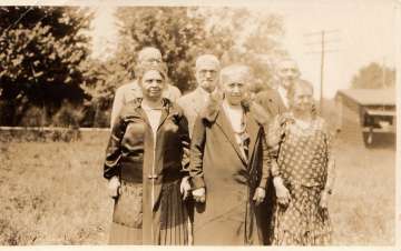 Los abuelos paternos de Philip Roth (a la derecha), junto a otros parientes en los años veinte. 