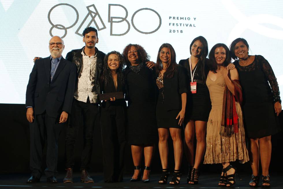 Miembros de 'El Tiempo' y de 'Efecto Cocuyo' tras recibir el premio.