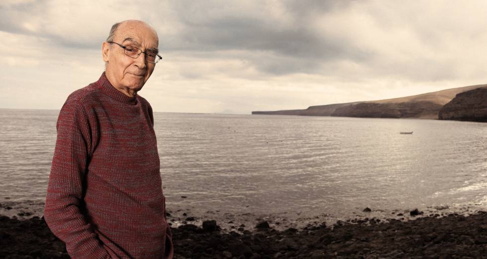 José Saramago, en playa Quemada, entre los municipios de Yaiza y Tías, en Lanzarote, en una imagen de 2007.