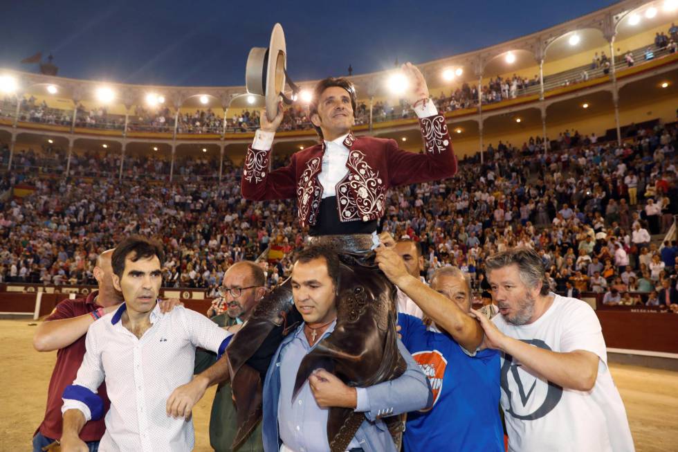 Diego Ventura, a hombros tras su encerrona en Las Ventas.