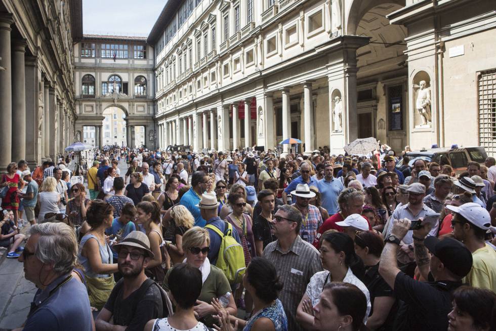 Colas ante la galerÃa de los Uffizi, en Florencia, el 29 de junio de 2016.