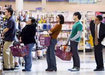 Cómo elegir la cola más rápida del supermercado, según las matemáticas