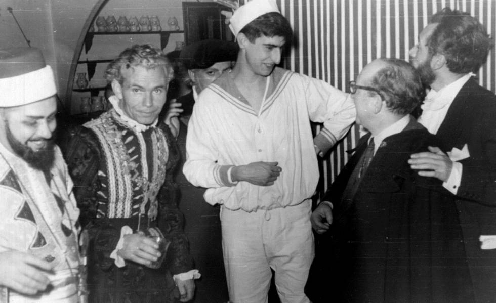 Juan Benet (centro) tras representar una obra teatral en 1952.