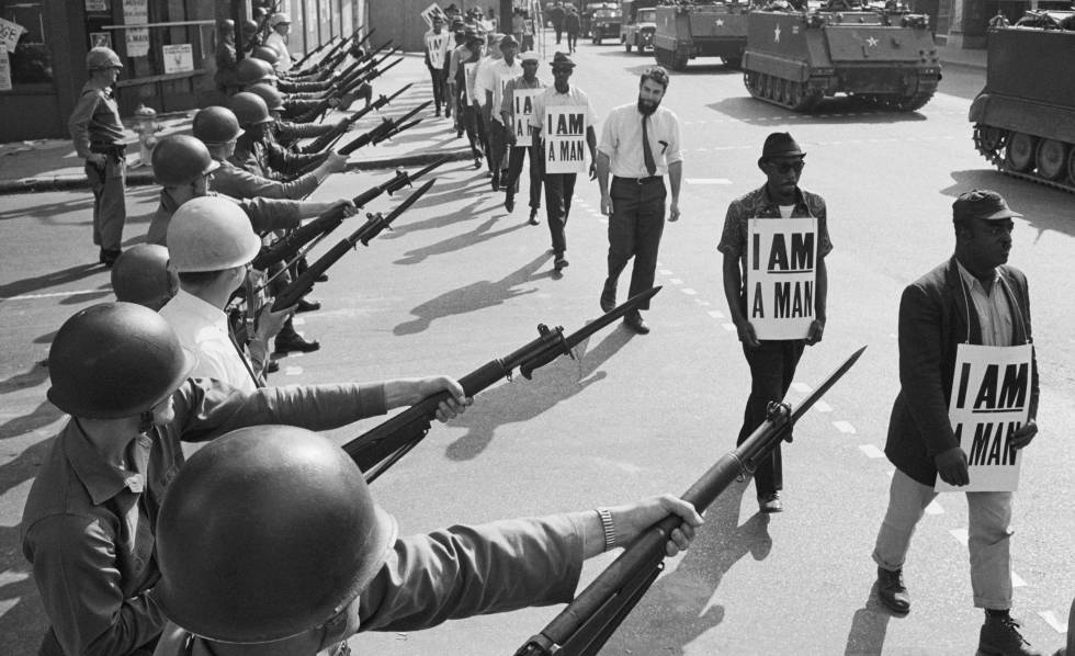 ManifestaciÃ³n por los derechos civiles en la calle Beale de Memphis en 1968.