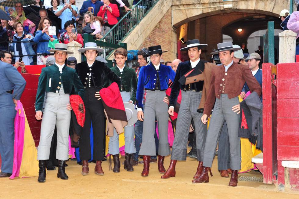 Los diestros actuantes en el festival, a excepción de Fermín Bohórquez, en la puerta de cuadrillas.