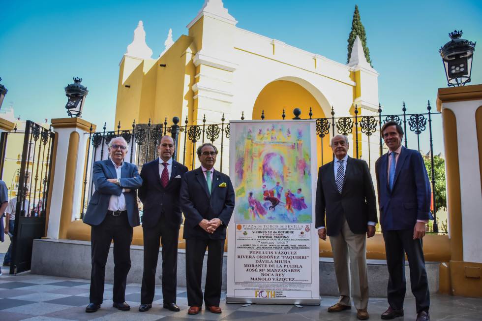 Representantes de la hermandad y de la empresa Pagés, ante la basílica de la Macarena.
