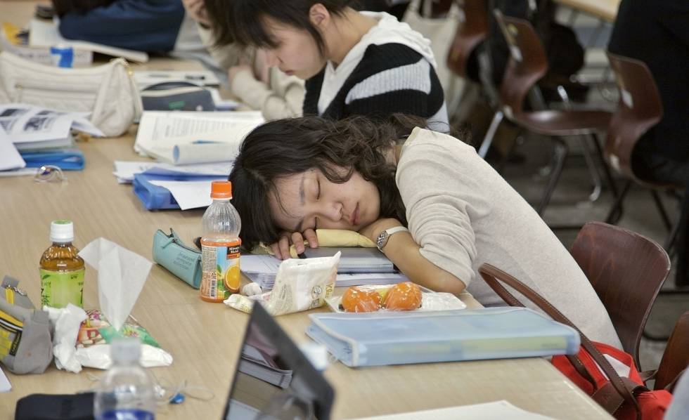 Una joven duerme en una sala de estudio de una universidad de SeÃºl.