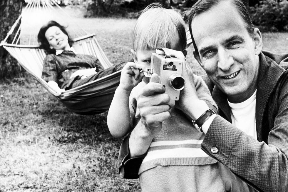 Ingmar Bergman, con su hijo Daniel y su esposa, la pianista Käbi Laretei, hacia 1966, en una imagen de 'Searching for Bergman'.