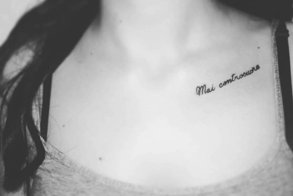 Una lectora muestra su tatuaje con la frase 'Mai controcuore', de un libro de Massimo Bisotti. 