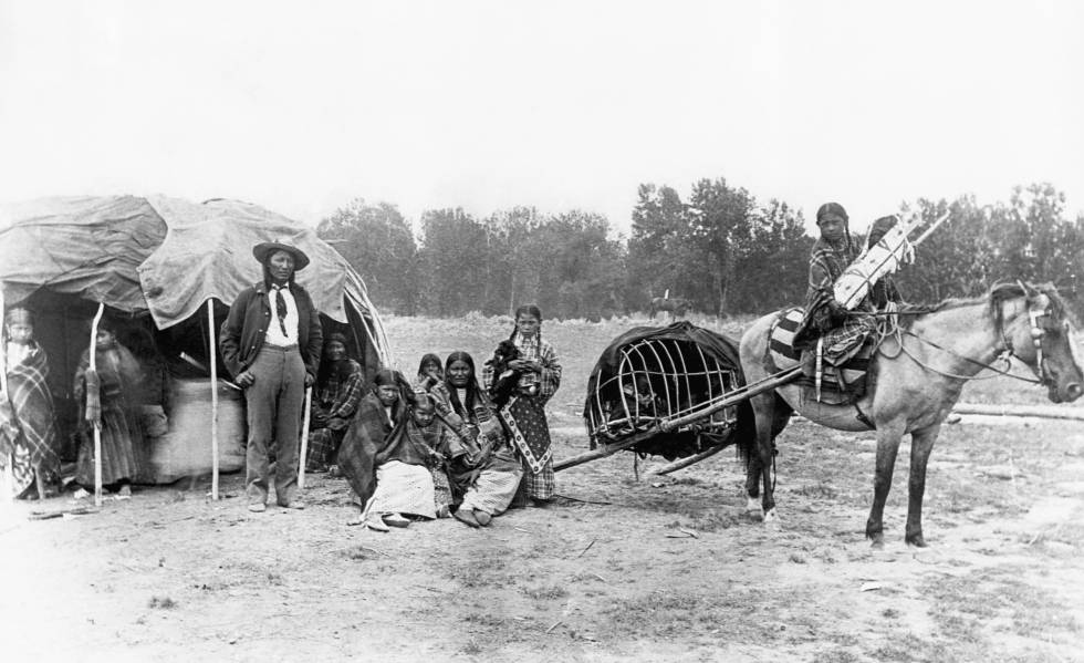 Una familia de cheyenes del sur frente a su casa en 1890.