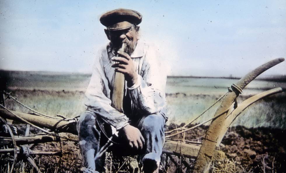 Un campesino ruso descansa sentado en su arado, en 1907.