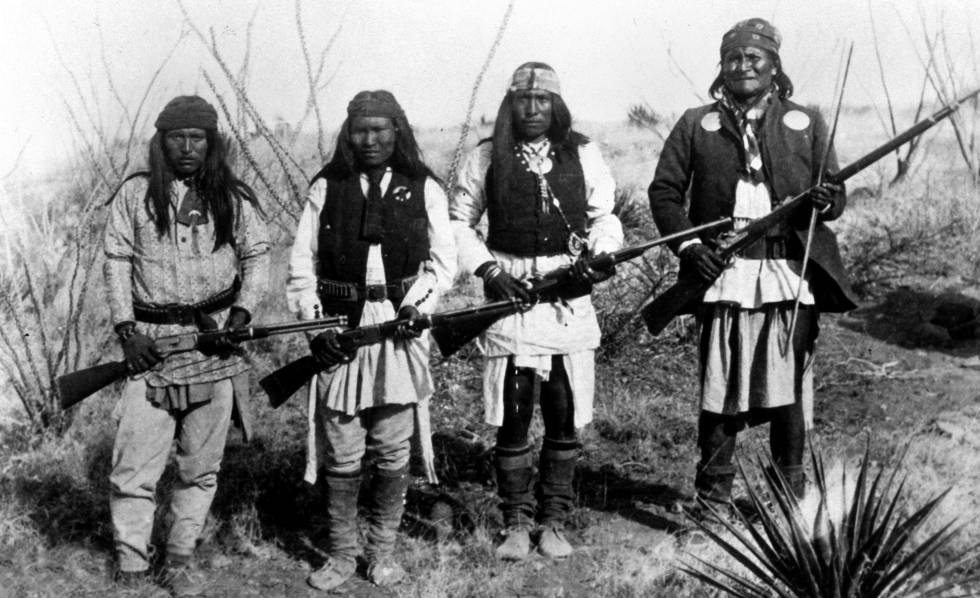 El jefe apache Geronimo (derecha), en 1890.