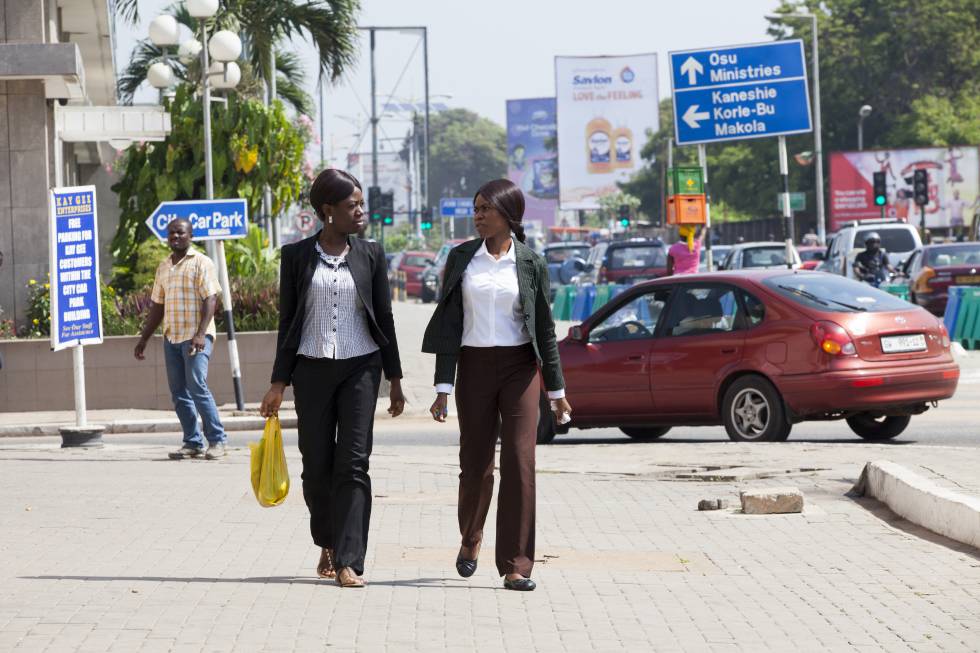 Dos mujeres caminan por el distrito financiero de Acra (Ghana).