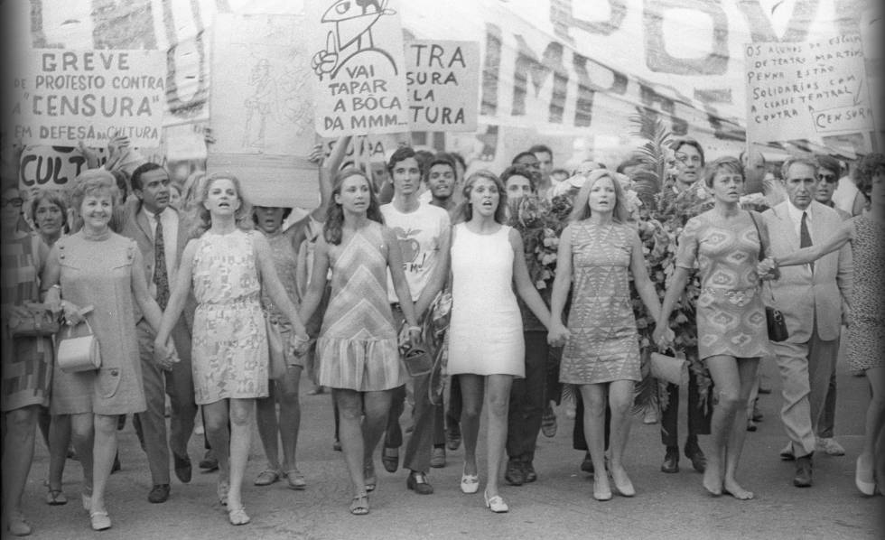 Protesta de artistas contra la censura en 1968. A la derecha, con traje, el crÃ­tico MÃ rio Pedrosa.