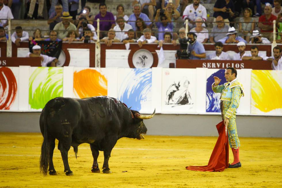 Enrique Ponce simula la suerte de matar en el espectáculo Crisol, celebrado en la feria de Málaga de 2017.