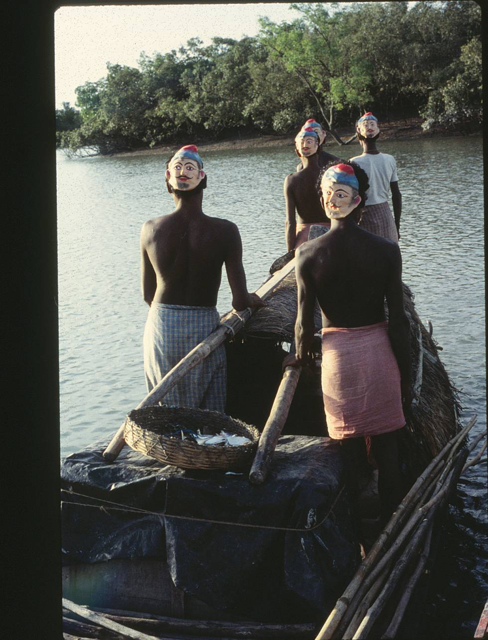 Pescadores en las Sunderbans, con máscaras para prevenir el ataque de los tigres.