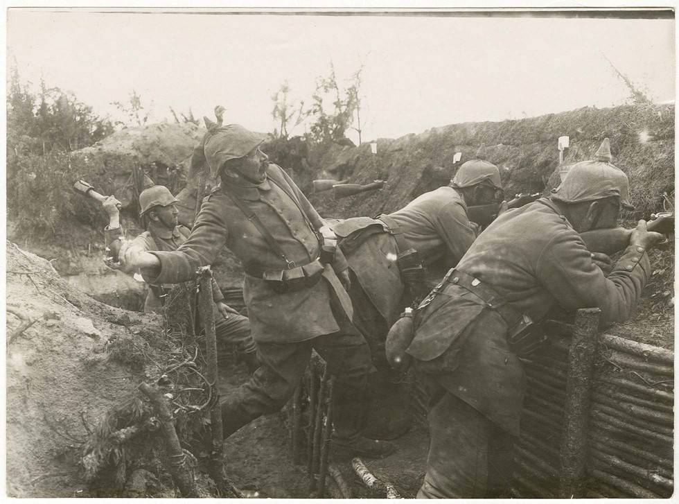 Lanzamiento de granada desde la trinchera, 1915.