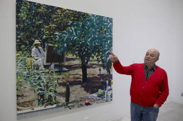 Alfonso Albacete junto a 'Natura uno (Cuadro del huerto)'.