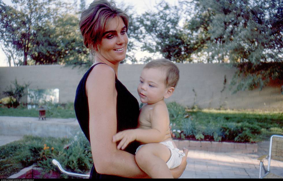 Fotografía tomada por Budd Berlin de su esposa la escritora Lucia Berlin y su hijo David en Alburquerque en 1963. 